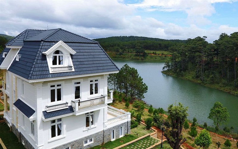 Sacom Tuyền Lâm Resort nằm riêng biệt ở Hồ Tuyền Lâm thơ mộng, yên bình